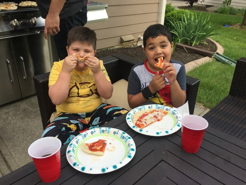 family grilled pizza party