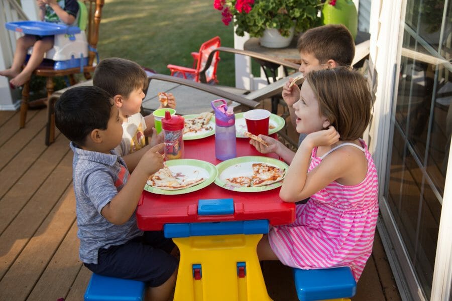 family grilled pizza party