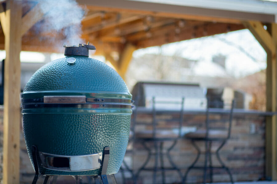 a kamado grill can be used to smoke a chicken breast