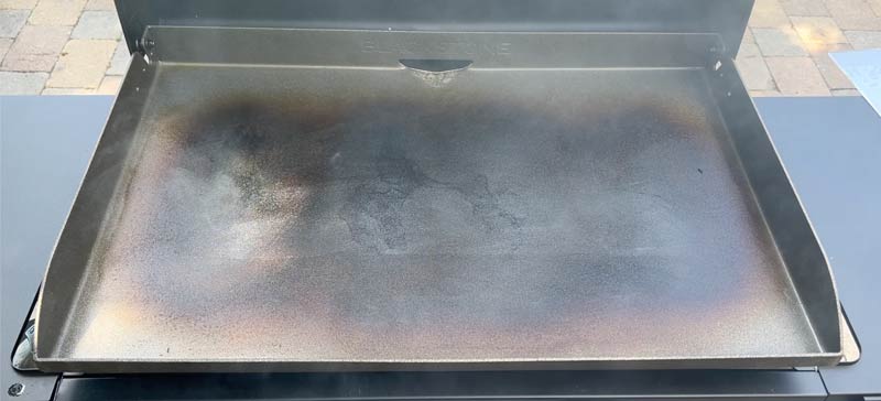 Omnivore-heat-pattern Blackstone Omnivore griddle showing the heat pattern taking an oval shape on the rectangle surface