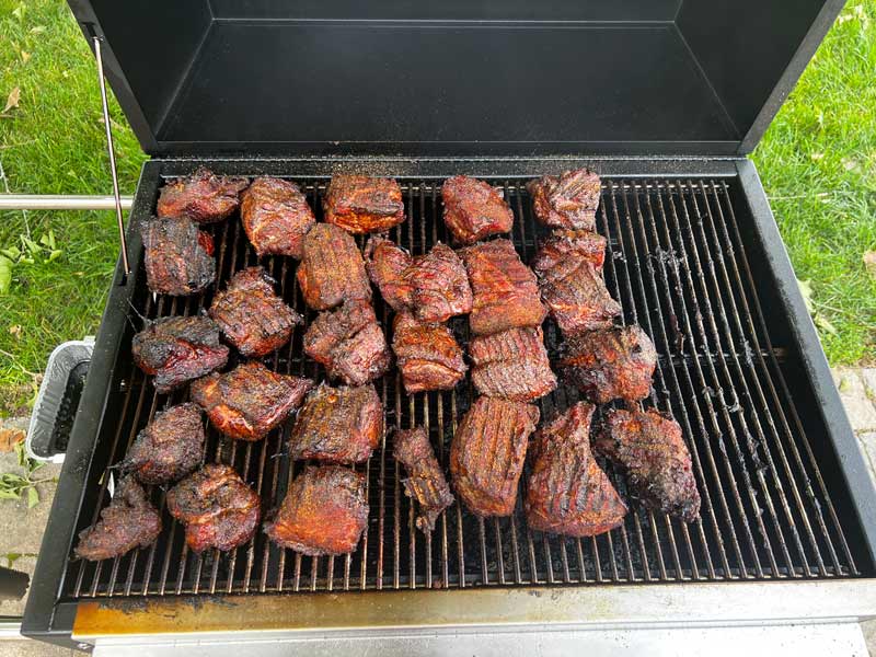 523 square inches of cooking space provide ample room to smoke a lot of meat