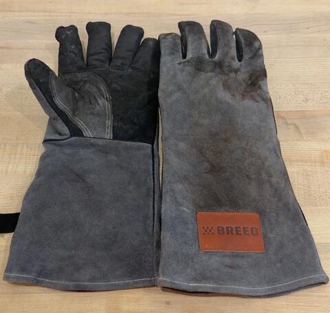 most leather gloves, or welders gloves, have an excellent heat resistance rating
