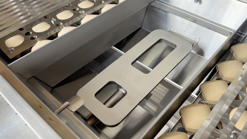 The RCS cutlass elite grill comes with 3 Cast-Stainless Burners offering a total of 60,000 BTU's