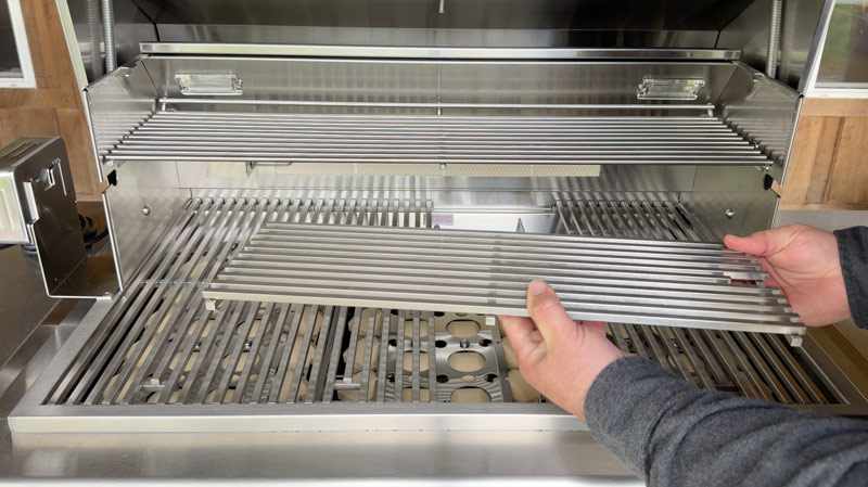 heavy duty grill grates on the Cutlass Elite grill from Renaissance Cooking Systems