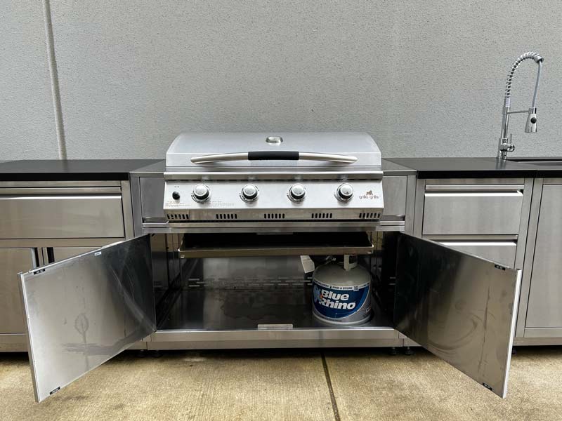 Grilla primate built in with griddle storage